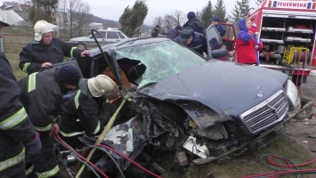 В ДТП на Буковине спасатели вытащили пассажира из салона автомобиля с помощью техники
