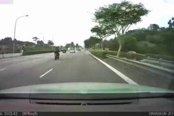 Мотоциклиста убило отвалившимся колесом грузовика (видео)