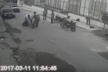 Проповедник избил напавших на него грабителей (видео)