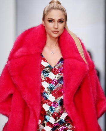 Наталья Рудова вышла на подиум в коротком платье и розовой шубе