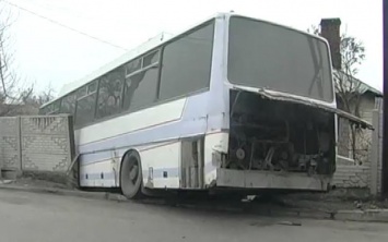 В Терновке автобус протаранил бетонный забор частного домовладения