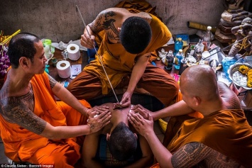 Re-INK-arnation! Тысячи буддистов обновляют свои татуировки на священном духовном фестивале
