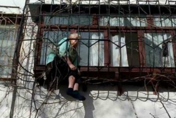 В Киеве спасли бабушку, застрявшую в оконной решетке