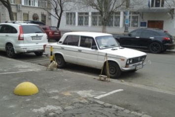 В центре Одессы под парковку забетонировали газон (ФОТО)