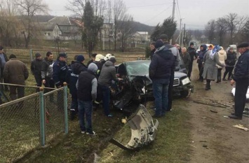 На Буковине ДТП: водителя пришлось вырезать из «Мерседеса» спасателям (Фото)