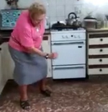 74-летняя аргентинская бабуля настолько жарко танцевала кумбию под La Pollera Amarilla, что с ней захотела встретиться исполнительница песни