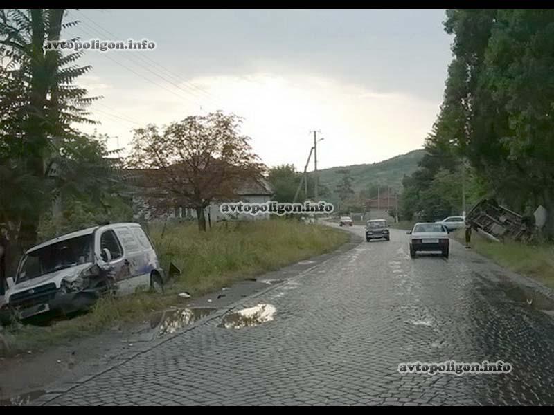 ДТП на Закарпатье: молодой водитель Mercedes протранил Fiat Doblo и опрокинулся. ФОТО
