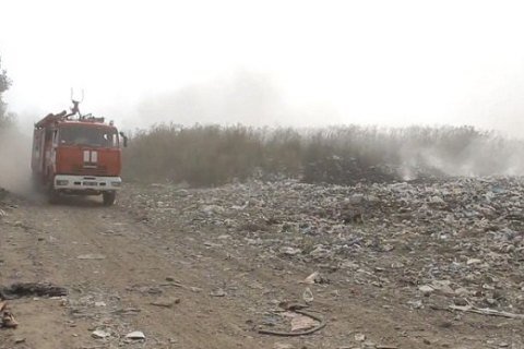 Вторые сутки спасатели тушат пожар на свалке в Закарпатской области