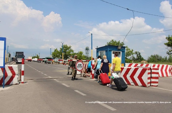 Украинским пограничникам пытались дать 5 тыс. рублей взятки за пропуск ребенка в Крым