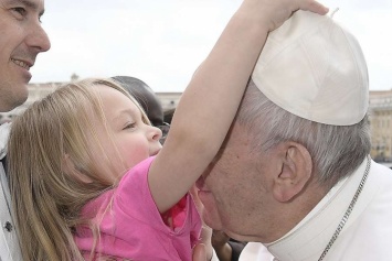 В сети появилось видео, где маленькая девочка стащила с Папы Римского пилеолус