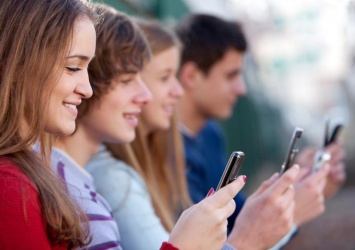 Эксперты: Любовь молодежи к переписке на смартфонах ведет к тендиниту пальцев
