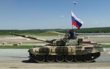 РФ сосредотачивает возле украинской границы десятки современных танков, - Reuters