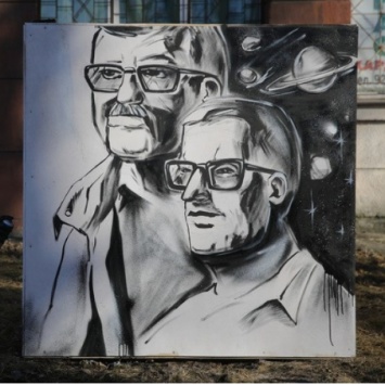Портрет братьев Стругацких появился на кубе возле метро "Кировский завод" в Петербурге
