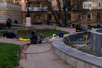 Возле одесского Оперного театра появились люди в форме и масках (ФОТО)