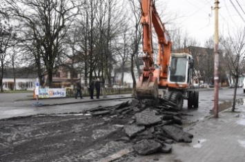 Вместо ямочного ремонта - на Закарпатье "откопали" старую дорогу из брусчатки, сняв слой асфальта (фото)