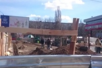 В Полтаве на месте снесенного активистами забора вокруг МАФа залили бетон под фундамент
