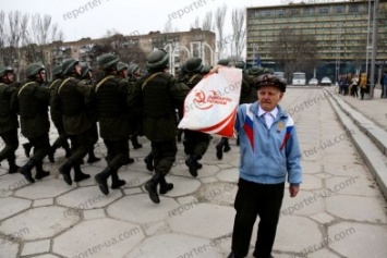 В Запорожье на марше нацгвардейцев засекли мужчину в куртке с триколором и надписью «RUSSIA», - ФОТО, ВИДЕО