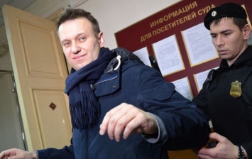 Навального арестовали и будут держать в полиции до решения суда