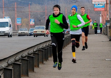 Николаевские спортсмены сразились в беге по Ингульскому мосту