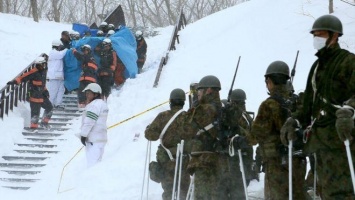 Десятки школьников попали под лавину в Японии