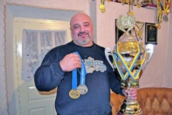 Николай Скорик окажет поддержку спортивной карьере Виктора Кочмаря - священника, который является многократным чемпионом мира по пауэрлифтингу
