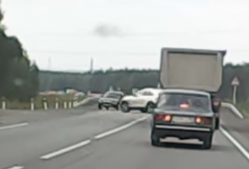 ВИДЕО ДТП на России: девушка на Infiniti FX отправила ВАЗ в Renault