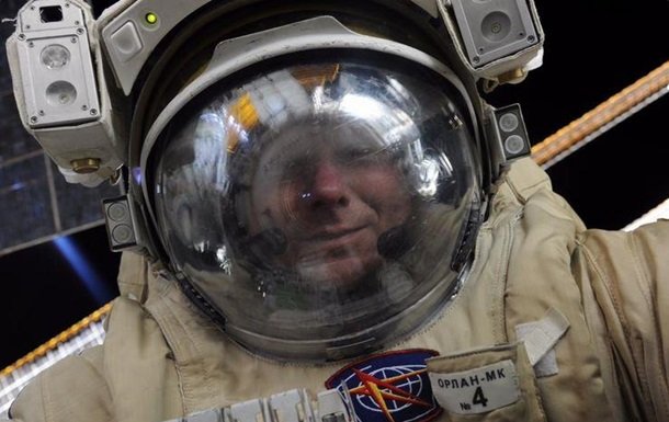 Астронавт сделал селфи в открытом космосе