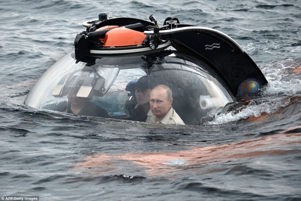 Daily Mail: Погружение Путина на дно Черного моря напоминает сцену из фильма про Бонда