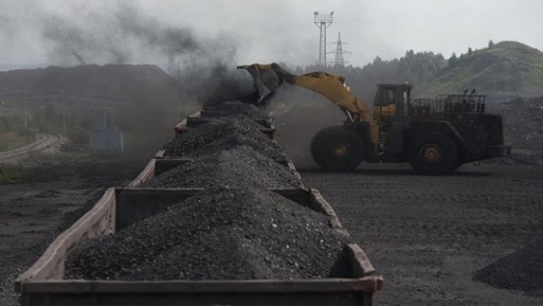 Компания Ахметова нашла безопасный путь вывоза угля из зоны АТО