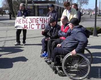 Одесские инвалиды показали опасные места Стросенной площади