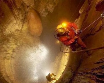 Российские спелеологи обнаружили самую глубокую в мире пещеру