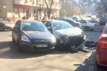 В центре Одессы «Toyota» разбилась об «KIA» (ФОТО)