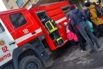 Школьникам Мирнограда провели экскурсию в пожарно-спасательной части