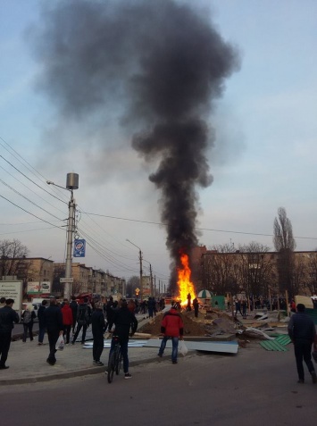 В Полтаве активисты разрушают МАФы: подожгли забор (видео)