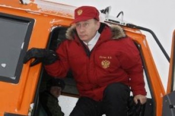 Россия рушится, а Путин отправился рубить лед на Север