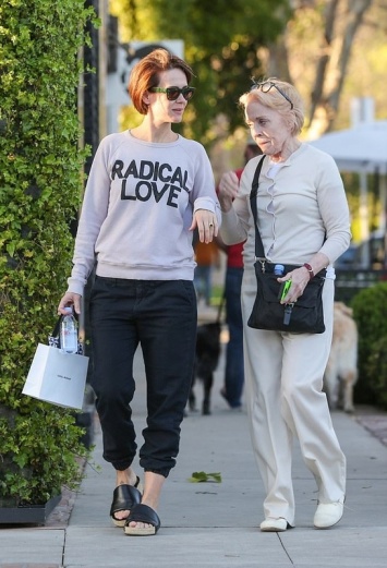 Нетрадиционные пары: Сара Полсон и Холланд Тейлор на шоппинге в Лос-Анджелесе