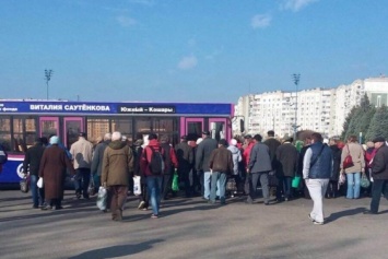 Депутат Одесского облсовета от ОППОЗИЦИОННОГО БЛОКА Виталий Саутенков выделил жителям Южного бесплатный автобус