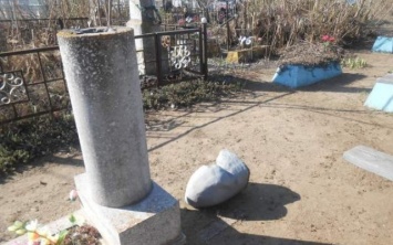 Вандалы разрушают памятники на Николаевских кладбищах