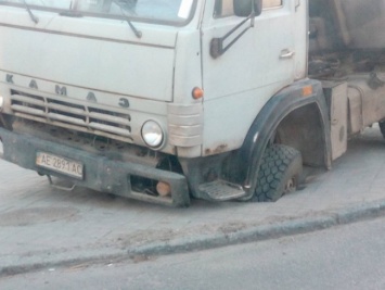 ДТП в Днепре: грузовик застрял в тротуаре