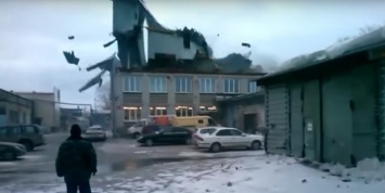 Сорванные крыши и поваленные деревья: новосибирцы публикуют видео с последствиями урагана