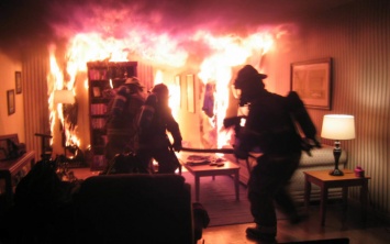 В Терновке одновременно загорелись дом и квартира