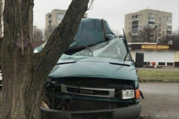 ДТП на Садовом проезде: микроавтобус разбился о дерево. Водитель в больнице (ФОТО)