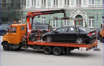 В Киеве преступник угнал авто с помощью эвакуатора