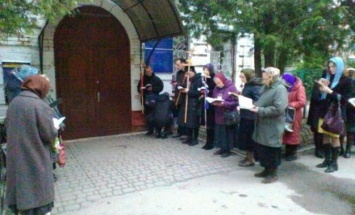 В Ровно представители Московского патриархата с молитвенниками и крестами протестуют против внедрения электронных паспортов