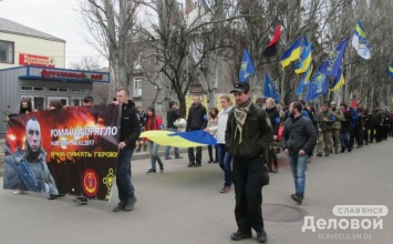 В Славянске почтили память убитого снайпером местного воина