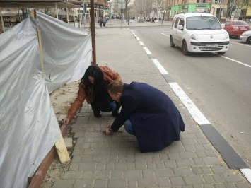 Херсонские активисты и депутаты проверили законность строительства летней плозадки