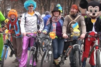 Более 100 полтавчан открыли велосезон в День смеха