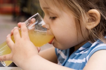 Эксперты рассказали о вреде фруктового сока для маленьких детей