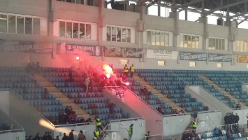Фаны «Черноморца» в масках из фильма «Крик» развели огонь и дым на одесском стадионе