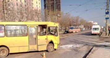 В Киеве трамвай не поделил дорогу с маршруткой